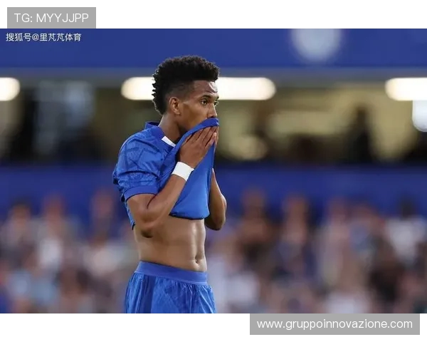 太阳报:曼联小将谢伊-莱西和一线队一起训练,备战埃弗顿